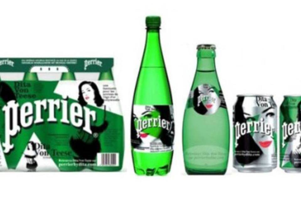 Dita Von Teese em garrafas de Perrier