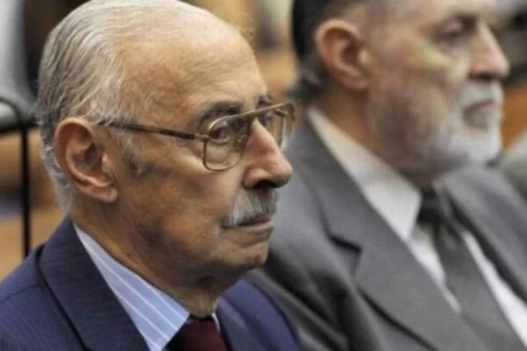 O ex-ditador argentino (1976-81) Jorge Rafael Videla (à esquerda) durante um julgamento, em Buenos Aires, em fevereiro de 2010 (Juan Mabromata/AFP)