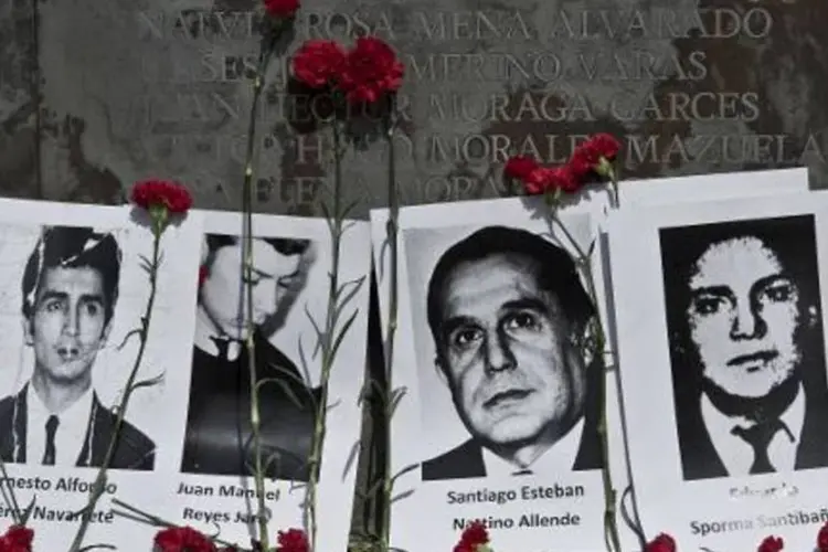 
	Fotos de desaparecidos durante a ditadura militar chilena: exposi&ccedil;&atilde;o do artista pl&aacute;stico Cristian Kirby faz interven&ccedil;&otilde;es com fotografias de desaparecidos pol&iacute;ticos
 (Martin Bernetti/AFP)
