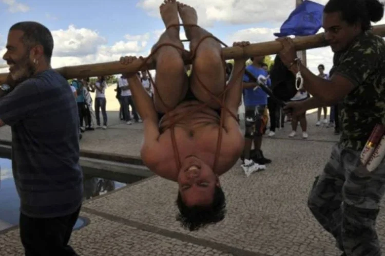 
	Estudantes protestam contra a ditadura: antes do debate, as organiza&ccedil;&otilde;es da sociedade civil promoveram um ato em frente ao im&oacute;vel
 (Agência Brasil)
