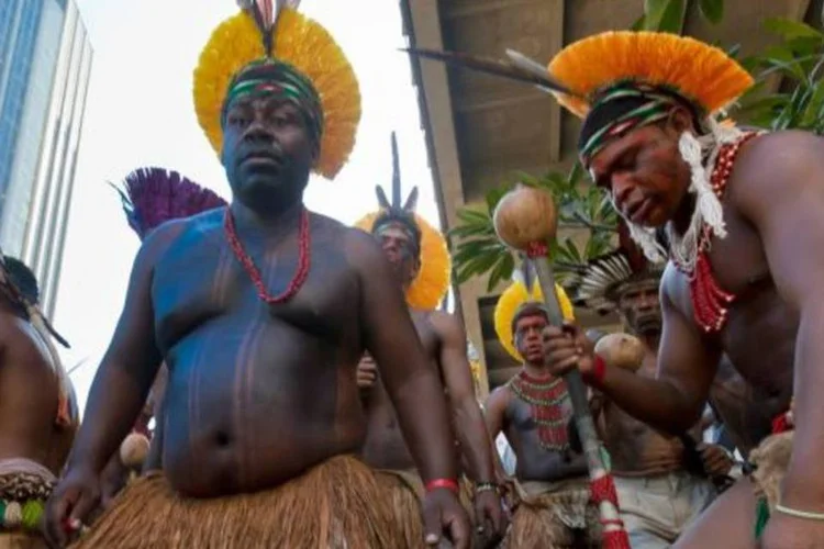
	&Iacute;ndios: a necessidade do documento para os jovens em busca de emprego leva muitos &iacute;ndios a tirarem o t&iacute;tulo
 (Ana Carolina Fernandes/Reuters)