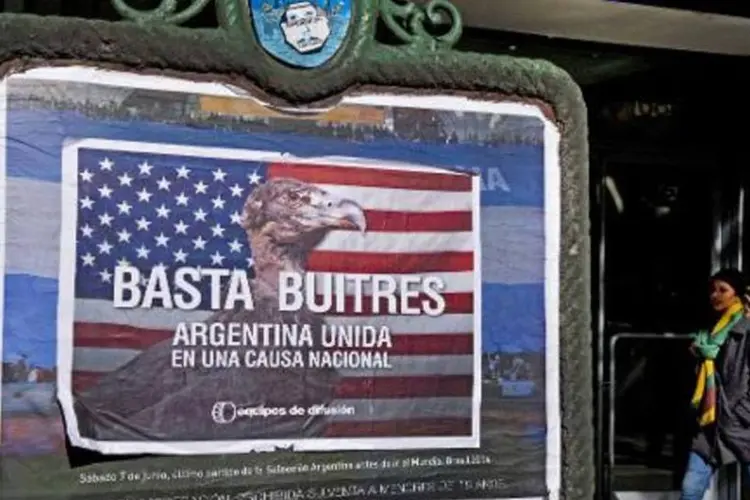 
	Cartaz em Buenos Aires contra os &quot;fundos abutre&quot;
 (Alejandro Pagni/AFP)