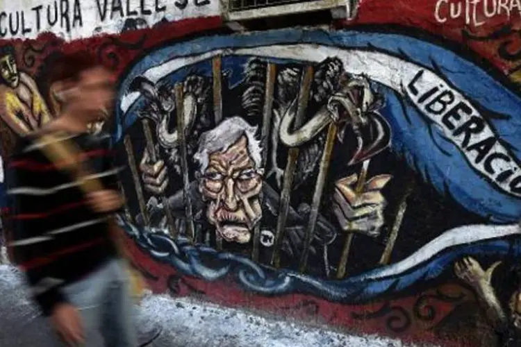 
	Pintura em muro de Buenos Aires deprecia juiz americano e fundos especulativos
 (Juan Mabromata/AFP)