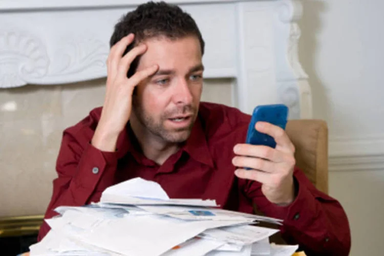 
	Homem endividado: isso ocorre porque o consumidor passa a acreditar que n&atilde;o conseguir&aacute; mais quitar o d&eacute;bito, diz especialista
 (Getty Images)