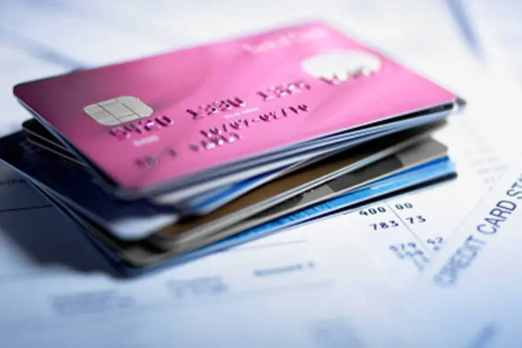 Cartões de crédito empilhados: nos últimos 12 meses, a oferta de financiamentos para pessoas caiu cerca de 60% (Getty Images)