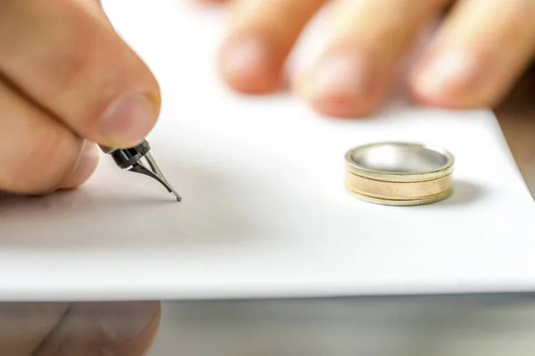 
	Zhou transferiu 278 milh&otilde;es de a&ccedil;&otilde;es de sua empresa, no valor de US$ 1,14 bilh&atilde;o, para a sua ex-esposa Li Qiong
 (Thinkstock/Gajus)