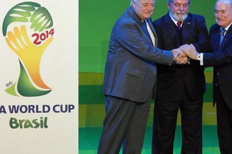 Ricardo Teixeira (esquerda), Lula e Joseph Blatter (direita) na divulgação da Copa no Brasil (Clive Rose/Getty Images)