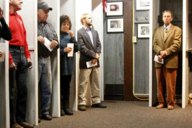Os 10 eleitores registrados na pequena aldeia de Dixville Notch esperam para votar no primeiro dia das eleições presidenciais norte-americanas (REUTERS/Herb Swanson)