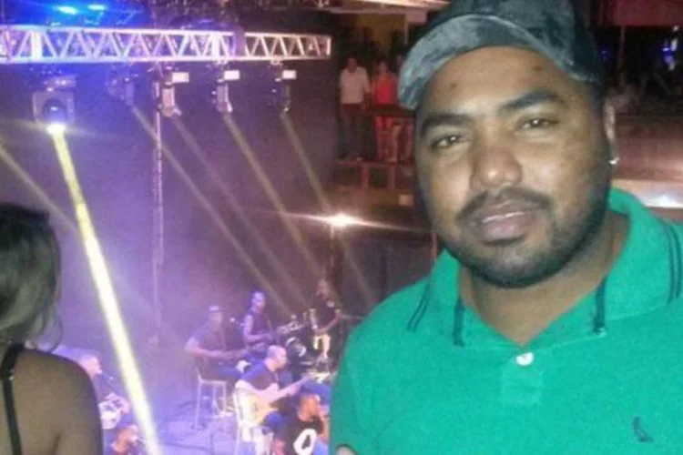 
	DJ Valdemir dos Santos em festa: ele foi encontrado com um corte no p&eacute; direito, pr&oacute;ximo a uma mesa de vidro quebrada no quarto
 (Instagram/Reprodução)