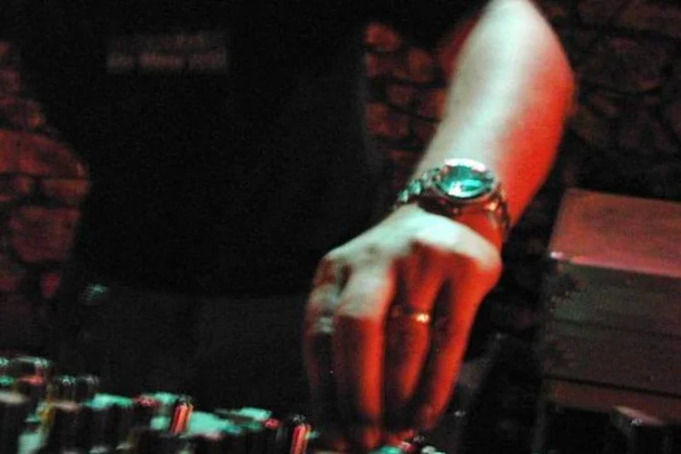 Dj mexendo em sua mesa de som (Stock.XCHNG)