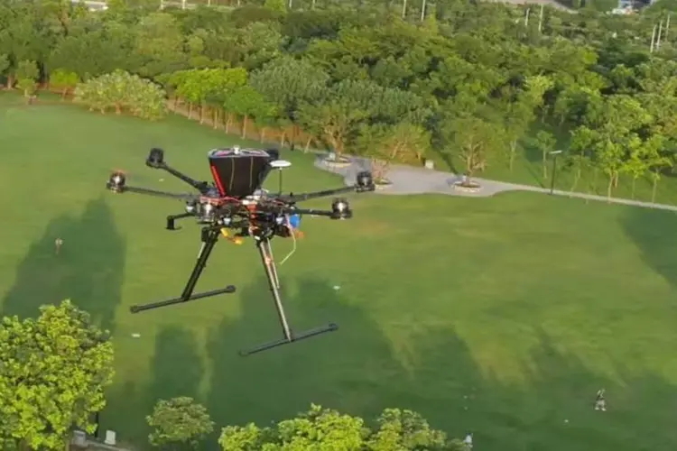 Drones: entre as normas, está a proibição da utilização dos equipamentos a menos de 30 metros de pessoas sem autorização (Divulgação/Divulgação)