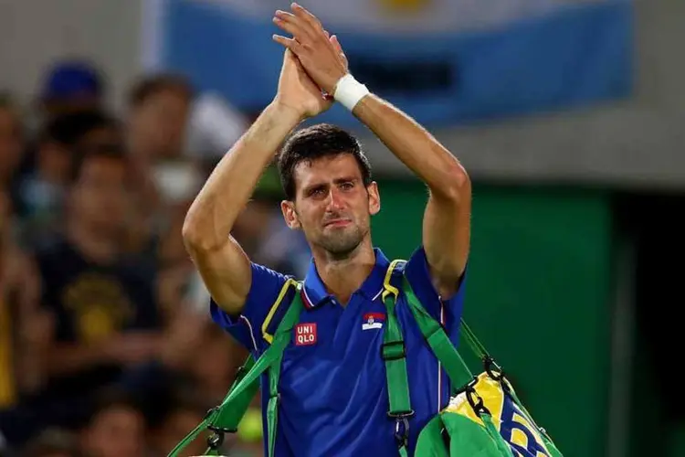 O tenista sérvio Novak Djokovic chora após derrota na Olimpíada (Clive Brunskill/Getty Images)