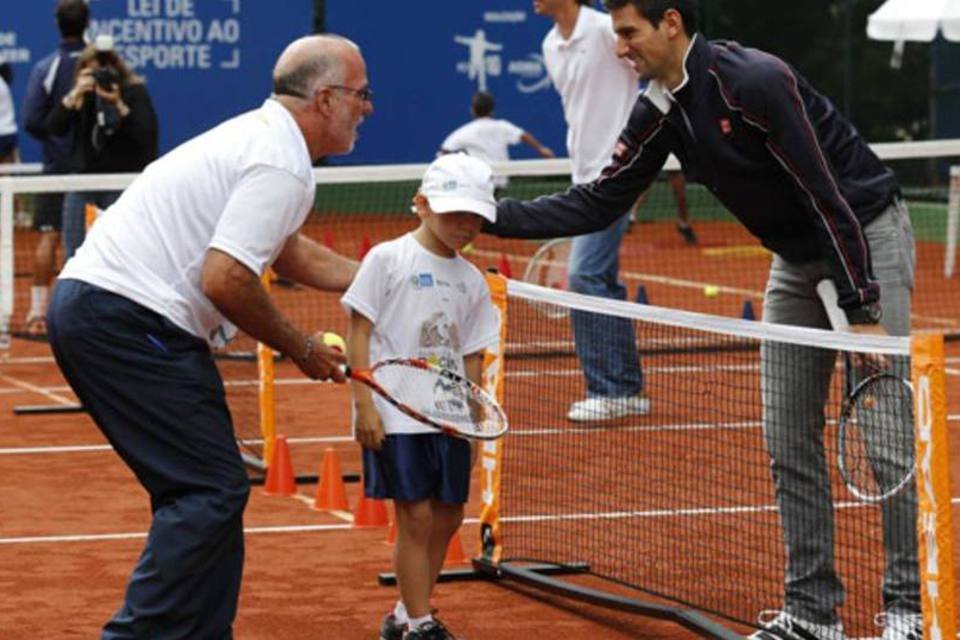 Djokovic inaugura quadra de tênis na Rocinha, no RJ