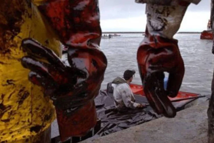 O petroleiro liberiano "Prestige", com bandeira das Bahamas e carregado com 70.000 toneladas de óleo combustível, afundou no dia 13 de novembro de 2002 (.)