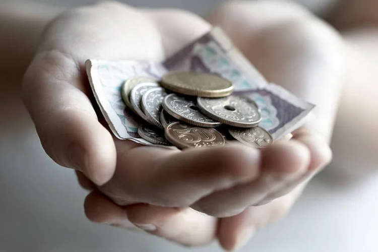 
	M&atilde;o com notas e moedas: a ideia &eacute; que ao gerar conte&uacute;do dentro da rede os internautas eles ganhem uma porcentagem dos ganhos que seu compartilhamento gerou em cliques
 (momentstock/Thinkstock)