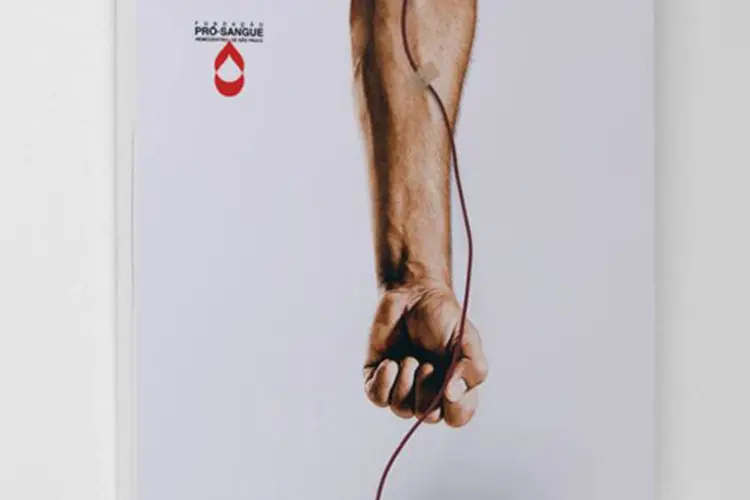 Campanha pela doação de sangue: peças mostram um braço esticado do qual sai literalmente um fio vermelho, que permite recarregar a bateria de um celular (Reprodução)