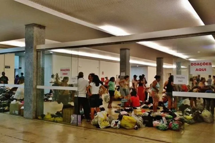 
	Chegada de donativos no Centro de Conven&ccedil;&otilde;es de Mariana: prioridade de doa&ccedil;&otilde;es &eacute; &aacute;gua mineral
 (Reprodução/Facebook/Lauro Soares)