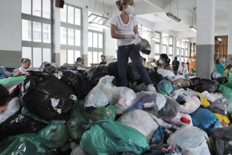 Nova Friburgo (RJ) - Voluntários trabalham na separação do material arrecadado para vítimas das chuvas na Região Serrana  (Valter Campanato/Agência Brasil)