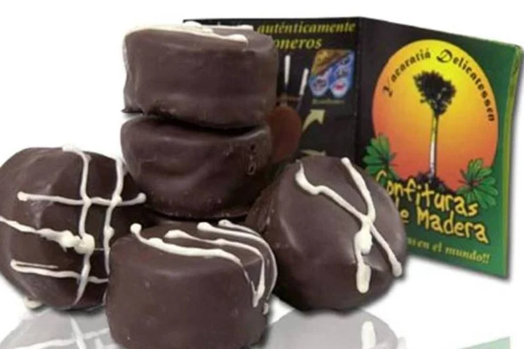 Bombons feitos de madeira da Yacaratiá Delicatessen (Divulgação)
