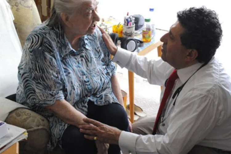 
	M&eacute;dico atende idosa:&nbsp;o Programa Mais M&eacute;dicos criar&aacute; cerca de 11,5 mil vagas para m&eacute;dicos e 12 mil para residentes, em todo o Brasil.
 (GettyImages)