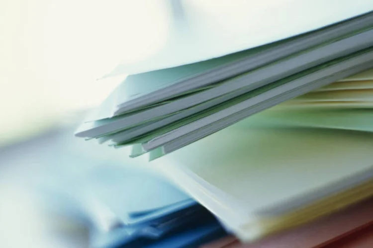 Documentos: reunir informes e comprovantes é uma boa forma de começar a declaração (Thinkstock/Ciaran Griffin)