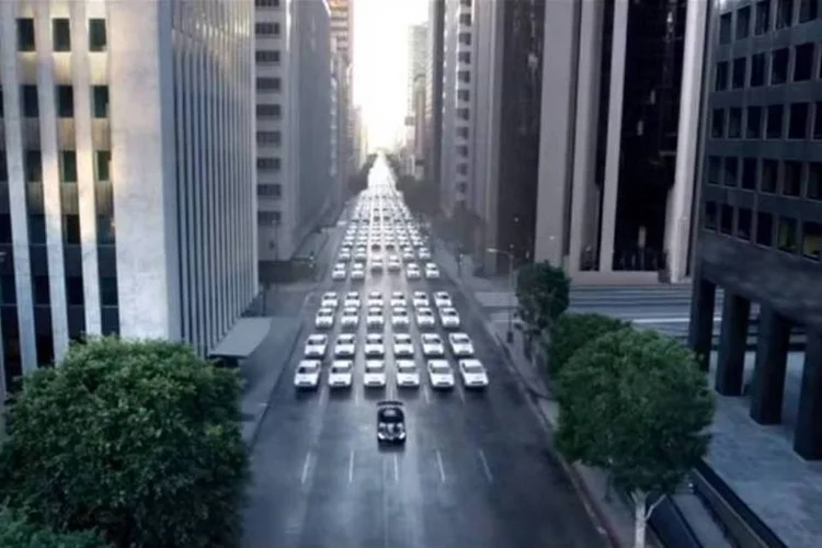 
	V&iacute;deo da Dodge mostra uma s&eacute;rie de autom&oacute;veis brancos enfileirados, representando os Stormtroopers
 (Reprodução/YouTube)
