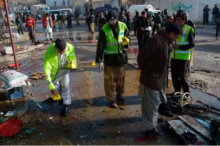 
	Cena do crime em Quetta, no Paquist&atilde;o: a bomba destruiu um carro da pol&iacute;cia que chegou ao local
 (REUTERS)