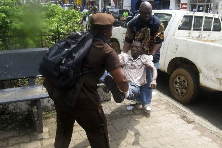 
	Homem doente &eacute; carregado para ser examinado em caso suspeito de ebola
 (James Giahyue/Reuters)