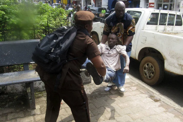 
	Homem doente &eacute; carregado para ser examinado em caso suspeito de ebola
 (James Giahyue/Reuters)