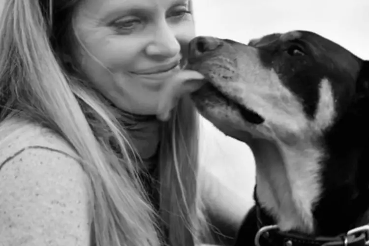 Kristin Bauer posa com cachorro para campanha da NKLA: filme criado pela TBWA/CHIAT/DAY quer transformar Los Angeles na cidade com o menor número de sacrifícios de animais de rua nos EUA (Divulgação)