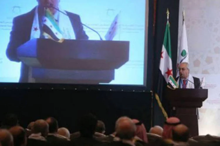 
	O chefe do Conselho Nacional S&iacute;rio, Abdel Basset Seyda, discursa na c&uacute;pula do CNS em Doha: &quot;o que a comunidade internacional espera? O objetivo &eacute; dividir a S&iacute;ria?&quot;
 (Karim Jaafar/AFP)