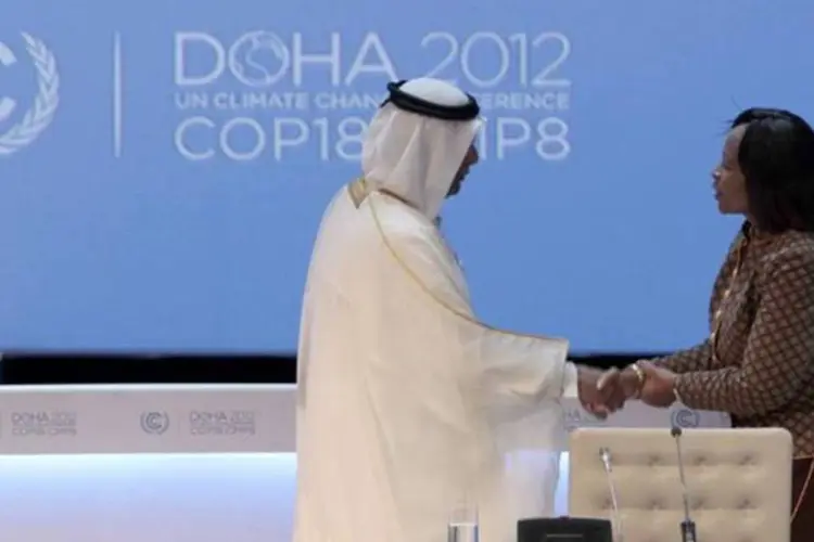 
	Abdullah bin Hamad Al-Attiyah cumprimenta Maite Nkoana-Mashabane na COP18 em Doha
 (REUTERS/Fadi Al-Assaad)
