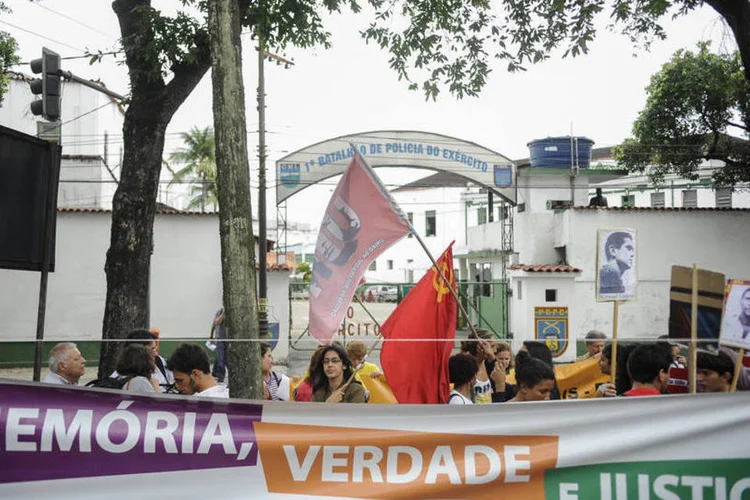 Manifestantes em frente ao 1º Batalhão de Polícia do Exército, na Tijuca, que abrigava o DOI-CODI durante a ditadura militar (Tânia Rêgo/Agência Brasil)