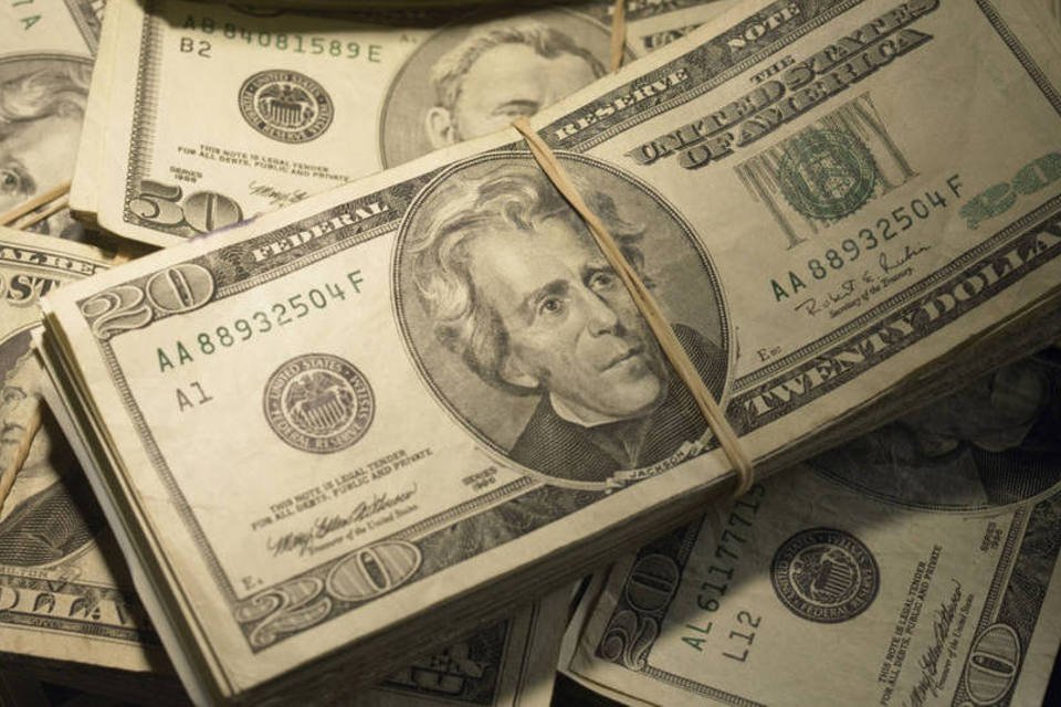 Dólar cai para R$ 3,45 à espera de impeachment
