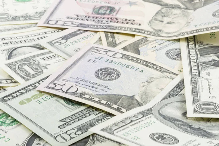 
	D&oacute;lar: &agrave;s 12h42, o d&oacute;lar avan&ccedil;ava 1,24 por cento, a 3,6298 reais na venda
 (thinkstock)