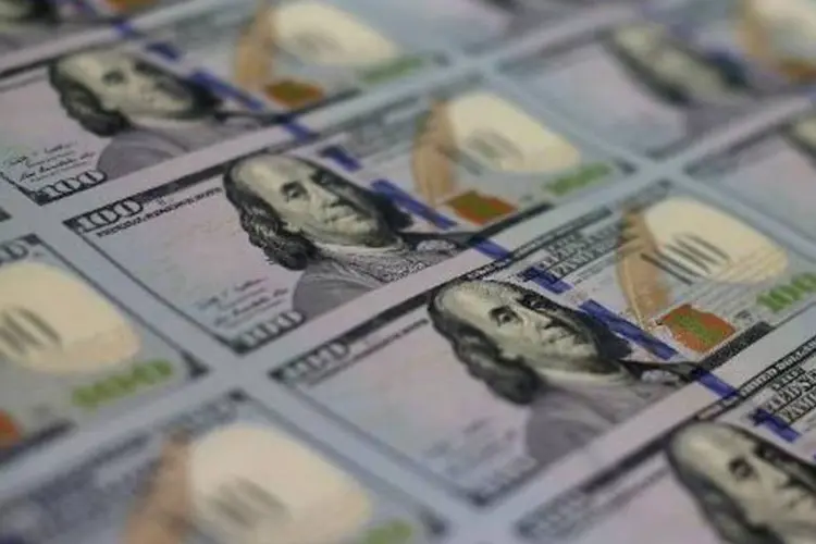 
	D&oacute;lar: &agrave;s 9h05, a moeda norte-americana recuava 0,31 por cento, a 2,4568 reais na venda
 (Mark Wilson/AFP)