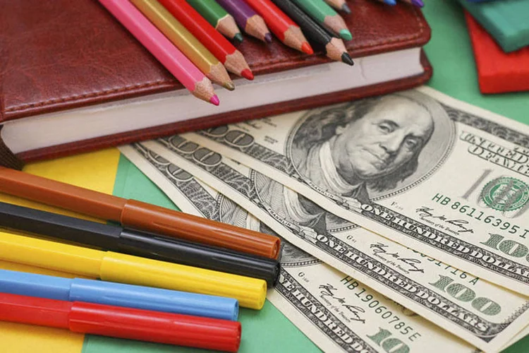 Livros, lápis e dólares: num espaço de 15 dias, duas compras foram anunciadas (Mukhina/Thinkstock)