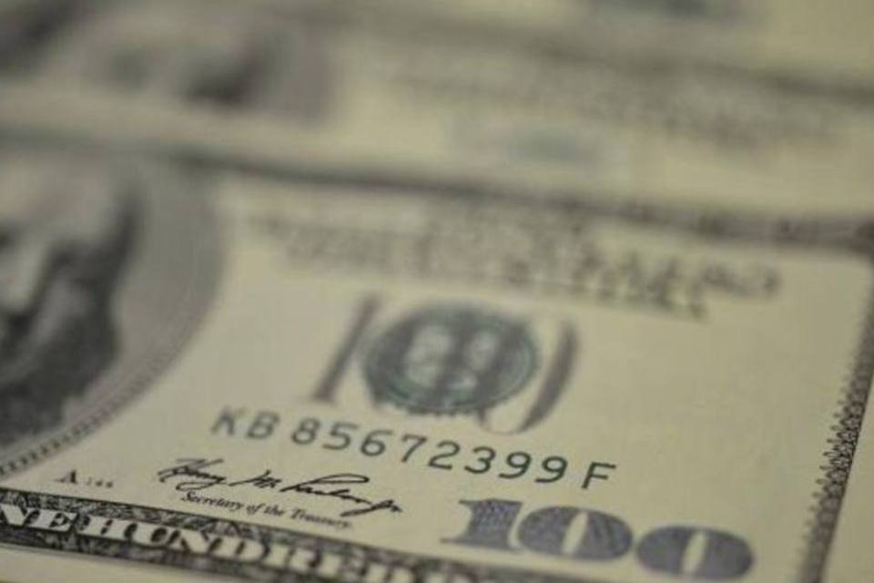 Dólar cai após 6 sessões de alta, mas termina na máxima