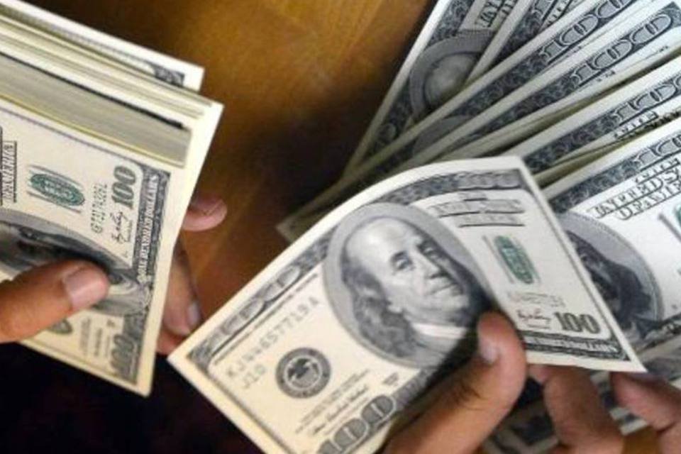 Saídas de dólares do país superam entradas em US$ 2 bilhões