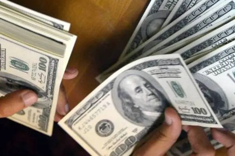 
	D&oacute;lar: na v&eacute;spera, a moeda norte-americana recuou mais de 2 por cento
 (Bay Ismoyo/AFP)
