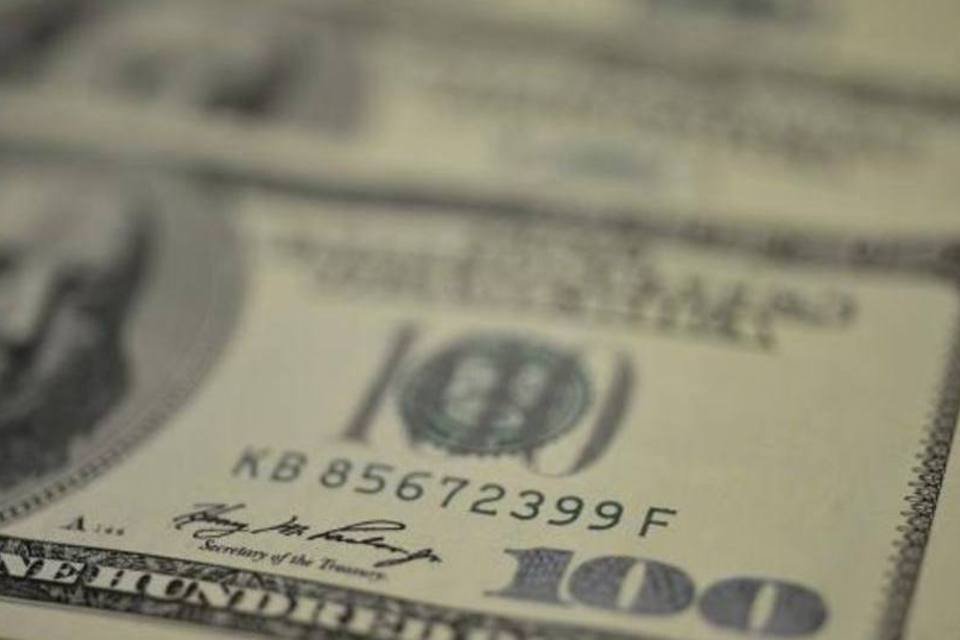 Dólar interrompe série de seis altas e cai 0,82% ante real