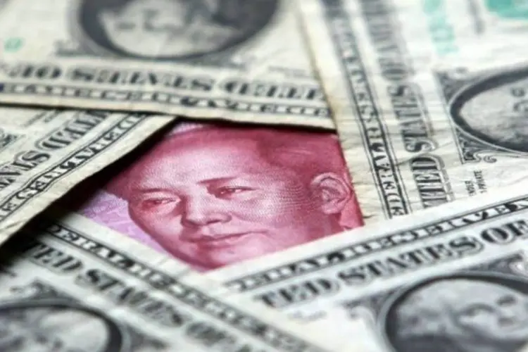 Iuanes e dólares: déficit com a China é de longe o maior dos EUA entre seus parceiros comerciais (China Photos/Getty Images)