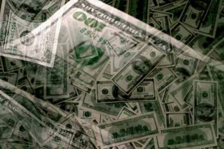 Em Tóquio, o dólar chegou a ser trocado pelo seu nível mais baixo desde maio de 1995 (.)