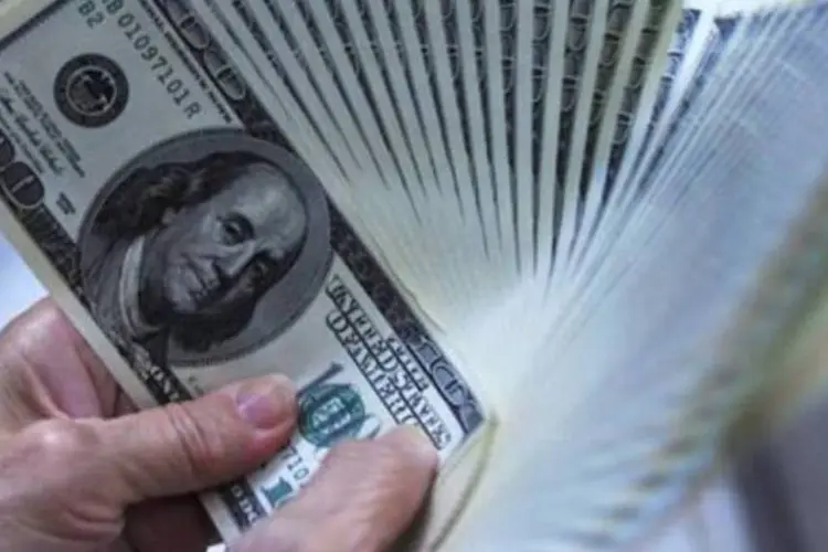 Notas de dólar: especulador ganha mais no mercado de câmbio (Patrick Lin/AFP)