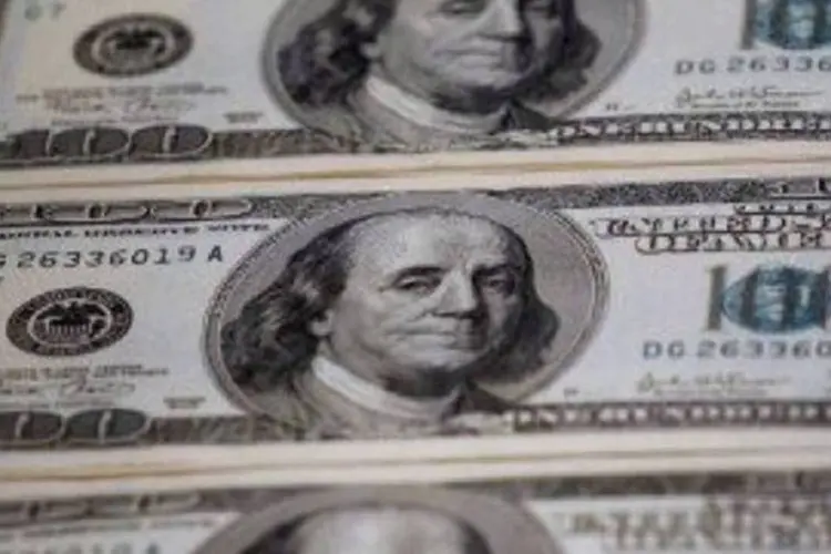 Notas de dólar: na semana, a moeda acumula alta de 1,18% (AFP)