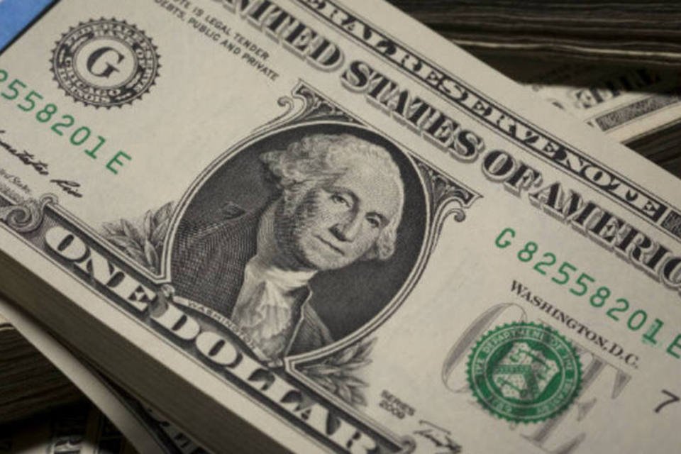 Dólar cai e volta abaixo de R$ 3,75 com Fed e cena política