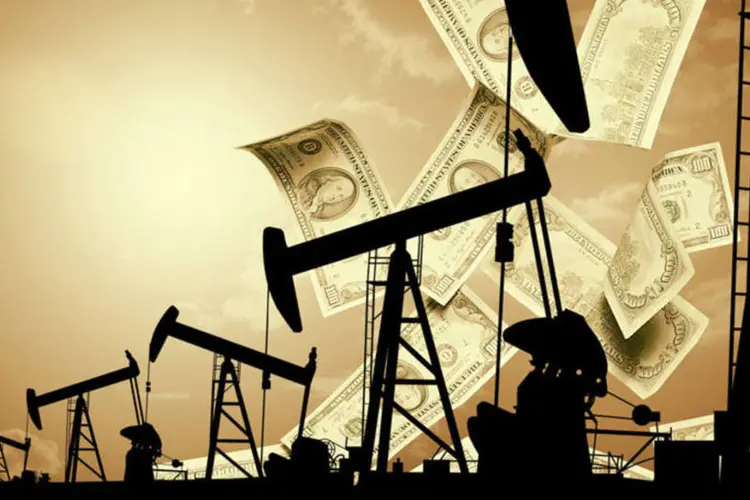 Petróleo e notas de dólar (Thinckstock)