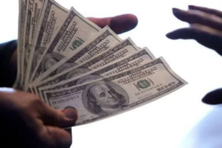 
	A moeda norte-americana fechou com queda de 0,20&nbsp;%, cotada a 2,0460 reais na venda. Segundo dados da BM&amp;F, o giro financeiro ficou em torno de 3,3 bilh&otilde;es de d&oacute;lares
 (AFP)