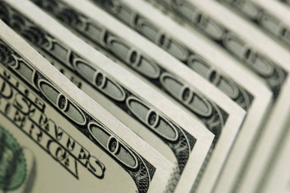 Dólar tem leve alta sobre real em dia de poucos negócios