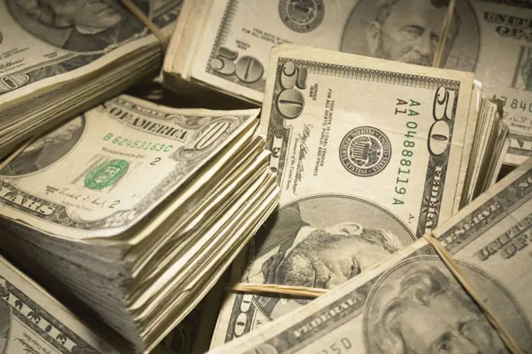 Notas de dólar: às 9:20, o dólar avançava 1,51 por cento, a 3,8811 reais na venda (Adam Gault/Thinkstock)